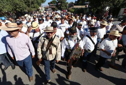 Miembros de las autodefensas marchan en La Ruana, el pasado lunes.