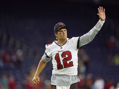 Tom Brady saluda a los fanáticos cuando sale del campo después de un partido de pretemporada de la NFL el 28 de agosto de 2021 en Houston.