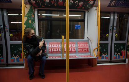 Una pasajera hace fotos a las decoraciones del tren de la Navidad. 