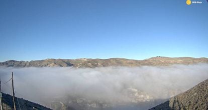 Capa de niebla sobre Cervera, desde una cámara web de SOS Rioja.