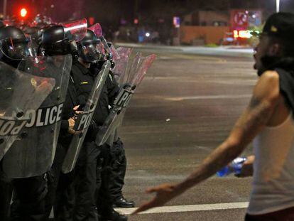Un manifestante frene a la policía, el viernes en Phoenix.