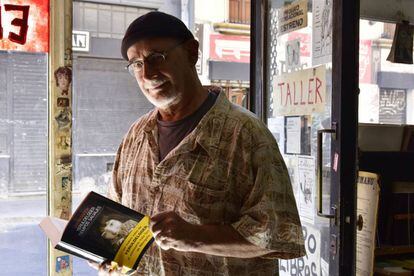 El escritor francés Ian Manook en una librería del barrio de San Telmo (Buenos Aires).