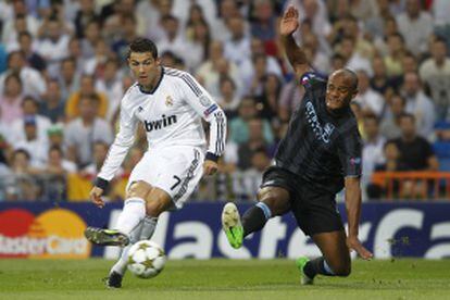 Cristiano dispara ante Kompany en un Madrid-City.