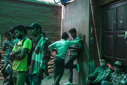 Cientos de trabajadores hacen cola en la oficina de pasaportes. Seg&uacute;n cifras de la ONU, 7,2 millones de nepal&iacute;es trabajan en el extranjero, la mitad de ellos, indocumentados. Un tercio de todos los hogares de Nepal tiene al menos un miembro que trabaja y vive en el extranjero. 