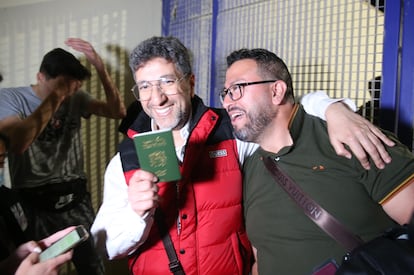 Rachid muestra su pasaporte tras ser la primera persona marroquí en cruzar desde Marruecos a España.