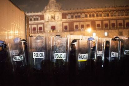 Cordón policial durante la manifestación del 20 de noviembre