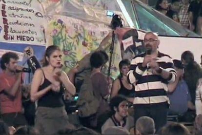 Captura del <a href="http://www.youtube.com/watch?v=ToQ3MvNCJXE" target="_blank">vídeo en el que un policía municipal muestra su apoyo al 15-M</a> en una asamblea.