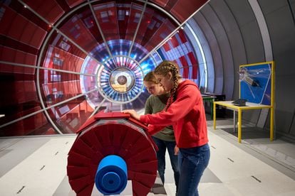 Dos niños en el nuevo museo CERN Science Gateway.
