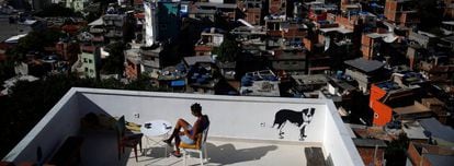 El ansia de nuevas experiencias ha llevado al surgimiento de hospedajes en barrios de chabolas como el de Cantagalo, en Río de Janeiro (Brasil)