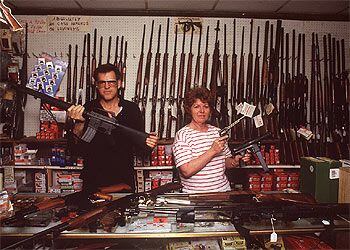 Dos vendedores muestran sus artículos en una tienda de rifles de Nebraska.