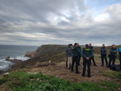 Varios agentes de la Guardia Civil en el lugar donde se halló el cuerpo sin vida de una mujer, en el entorno del cabo de Peñas, el 23 de diciembre de 2022, en Gozón, Asturias (España).
