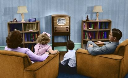 Una familia ve la televisión en los años cincuenta del pasado siglo. 