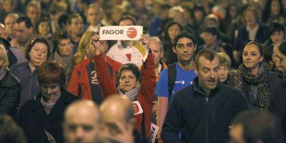 Trabajadores de Fagor se manifiestan en Mondrag&oacute;n para pedir que se salven los empleos