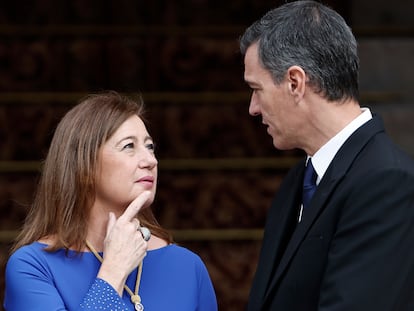 Armengol y Sánchez conversan tras el acto de la jura de la Constitución de la Princesa de Asturias por su mayoría de edad ante las Cortes Generales, el pasado día 31.