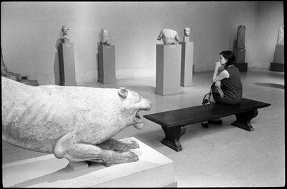 Una mujer en una sala del Museo Metropolitano de Nueva York, en una imagen de 1969.