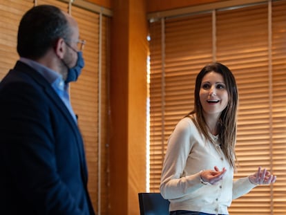 La exportavoz de Cs en el Parlament, Lorena Roldán, este miércoles, junto a Alejandro Fernández, líder del PP catalán.