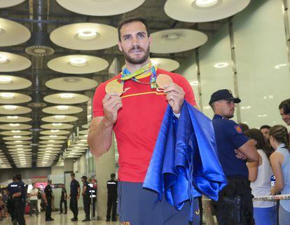 El piragüista Saúl Craviotto enseña sus dos medallas, oro en la prueba K2 200 y bronce en la prueba K1 200, a la llegada de la delegación española participante en los Juegos Olímpicos de Río 2016 al aeropuerto Adolfo Suárez Madrid-Barajas.