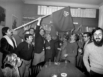 Ramón Tamames alza la badera del PCE el día de su legalización, en 1977.