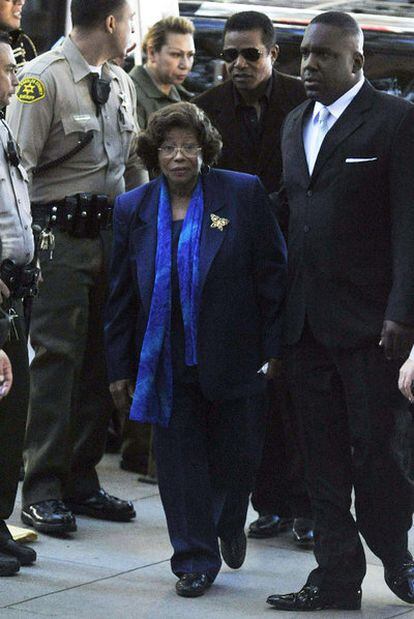 La madre de Jackson, seguida de su hijo Jermaine, al llegar al juicio.