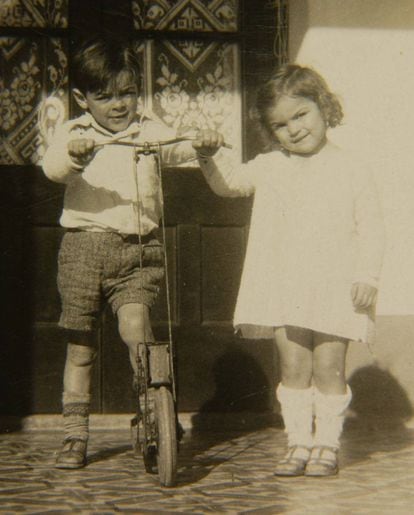 Ernesto con su hermana Celia Guevara de la Serna en San Isidro. En 1978, la mujer denunció en España a la dictadura argentina por los 30.000 desaparecidos.