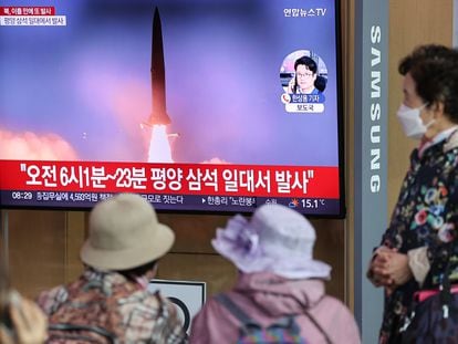 Varias personas observaban en una pantalla el disparo del misil desde Corea del Norte, en Seúl, este jueves.