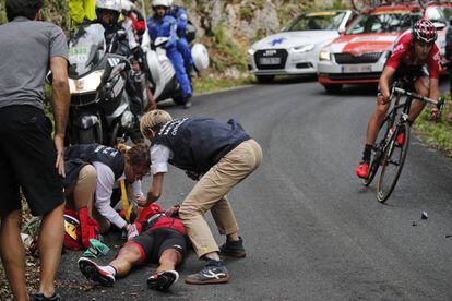 Richie Porte, atendido despu&eacute;s de su ca&iacute;da.