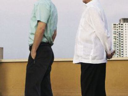 David Grossman (izquierda) y Mario Vargas Llosa.