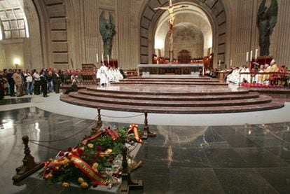 Misa en la basílica del Valle de los Caídos por el 30 aniversario de la muerte de Franco, en 2005.