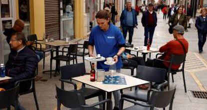 Una camarera de un bar en Ronda, al sur de España.