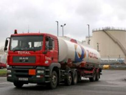 Un cami&oacute;n cisterna sale, tras cargar gasolina, del dep&oacute;sito de combustible de Kingsbury, Reino Unido. EFE/Archivo