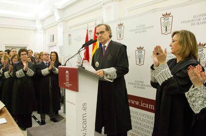 Una imagen de archivo de José María Alonso pronunciando su primer discurso como decano del Ilustre Colegio de la Abogacía de Madrid (ICAM)