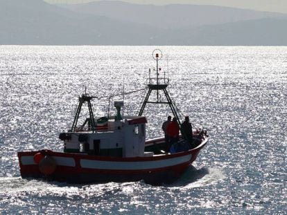 Un barco de pescadores sale del puerto de Tarifa (Cádiz) en busca de los tripulantes desaparecidos del pesquero Rúa Mar.