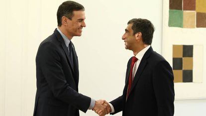 El presidente del Gobierno, Pedro Sánchez, saluda al consejero delegado de GlobalLogic, Nitesh Banga.