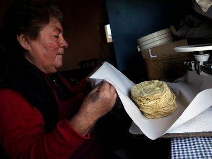 Una mujer trabaja en lo local de producción de tortillas en la Ciudad de México.