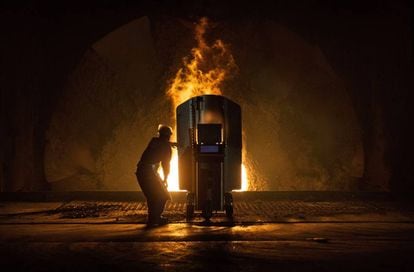 Un trabajador en una planta de acero de Steel Group Corporation en  Yiangsu (China). 