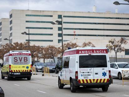 Dos ambulancias en dirección a las Urgencias del Hospital La Fe de València.