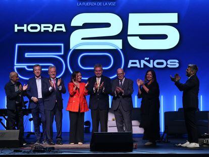Los exdirectores de 'Hora 25' junto a Aimar Bretos en la celebración del 50 aniversario del programa.