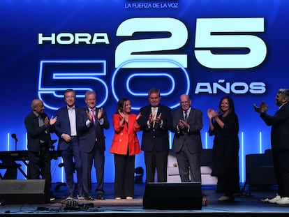 Los exdirectores de 'Hora 25' junto a Aimar Bretos en la celebración del 50 aniversario del programa.