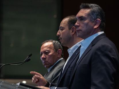 Los dirigentes del PAN, PRI y PRD: Marko Cortés, Alejandro Moreno y Jesús Zambrano, durante una conferencia de prensa en Ciudad de México, el 2 de mayo de 2022.
