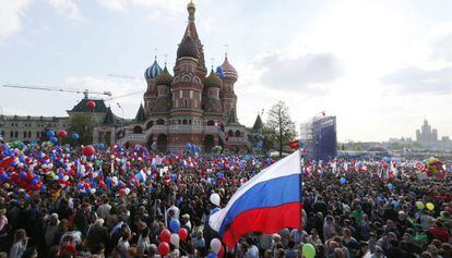 Una multitud celebra el día del Trabajo en Moscú.