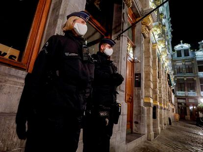 Dos policías durante el toque de queda en Bruselas, el pasado lunes.