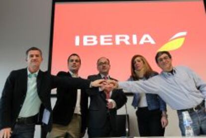 El presidente del Sindicato de Tripulantes de Cabina (Sitcpla), Antonio Escobar; José Luis Sánchez Garcia de la Vera (CCOO); el presidente ejecutivo de Iberia, Luis Gallego; la secretaria general de UGT Vuelo, Soledad Vázquez, y Miguel Córdoba (CTA Vuelo), cuando firmaron el convenio de TCPs el pasado mes de febrero.