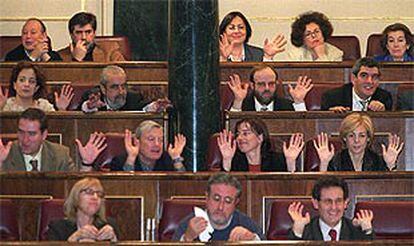 Diputados socialistas y de IU corean "manos arriba, esto es un atraco" durante la votación de los Presupuestos.