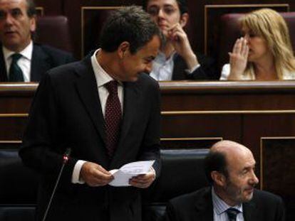 Rubalcaba, sentado al lado de Zapatero antes de abandonar sus cargos en el Gobierno actual.