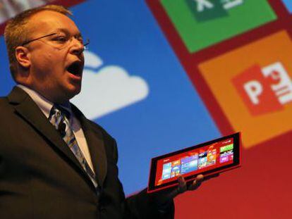 Stephen Elop presenta la tableta Nokia Lumia 2520, dos meses despu&eacute;s de vender la divisi&oacute;n a Microsoft.