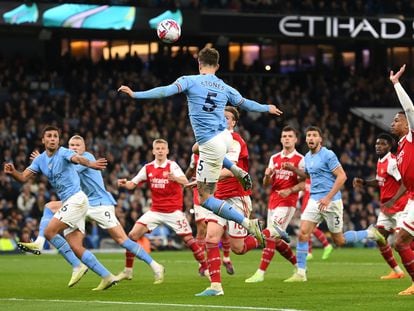 John Stones marca el segundo gol del Manchester City en el partido de la Premier League ante el Arsenal, en Manchester este miércoles.