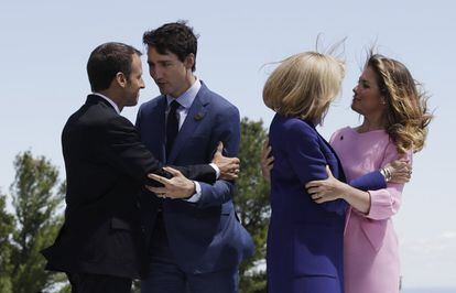 Emmanuel Macron y su esposa Brigitte Macron saludan primer ministro de Canadá Justin Trudeau y su Sophie Gregoire Trudeau, durante la ceremonia de bienvenida, el 8 de junio de 2018.
