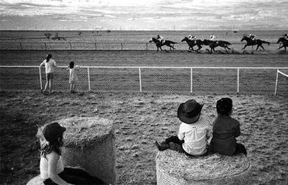 Otra de las imágenes premiadas, con unos niños mirando una carrera de caballos en Australia.