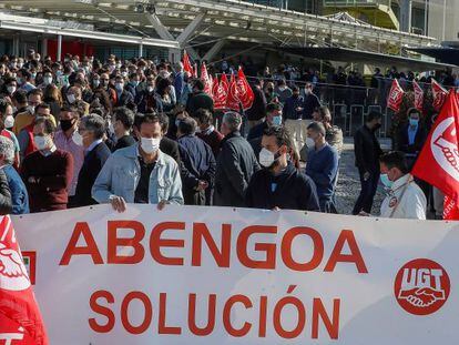 Trabajadores de Abengoa, convocados por UGT, durante una concentración ante la sede de la compañía en Palmas Altas.