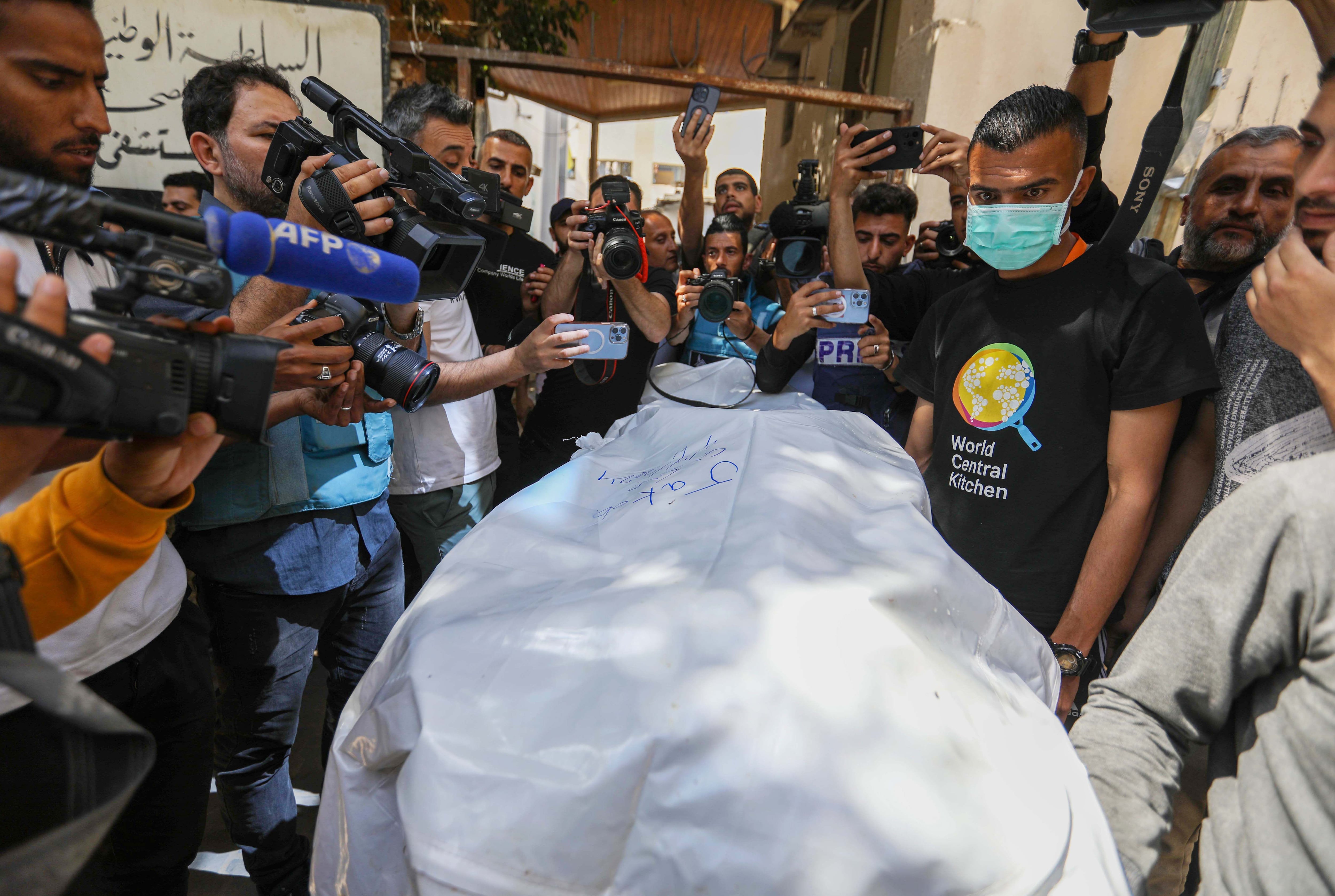 Los médicos preparan los cuerpos de los trabajadores de World Central Kitchen que murieron en ataques aéreos israelíes, este miércoles.
